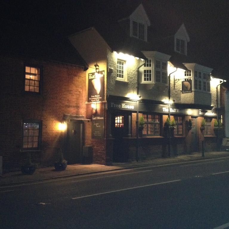 The Half Moon Inn Woking Esterno foto