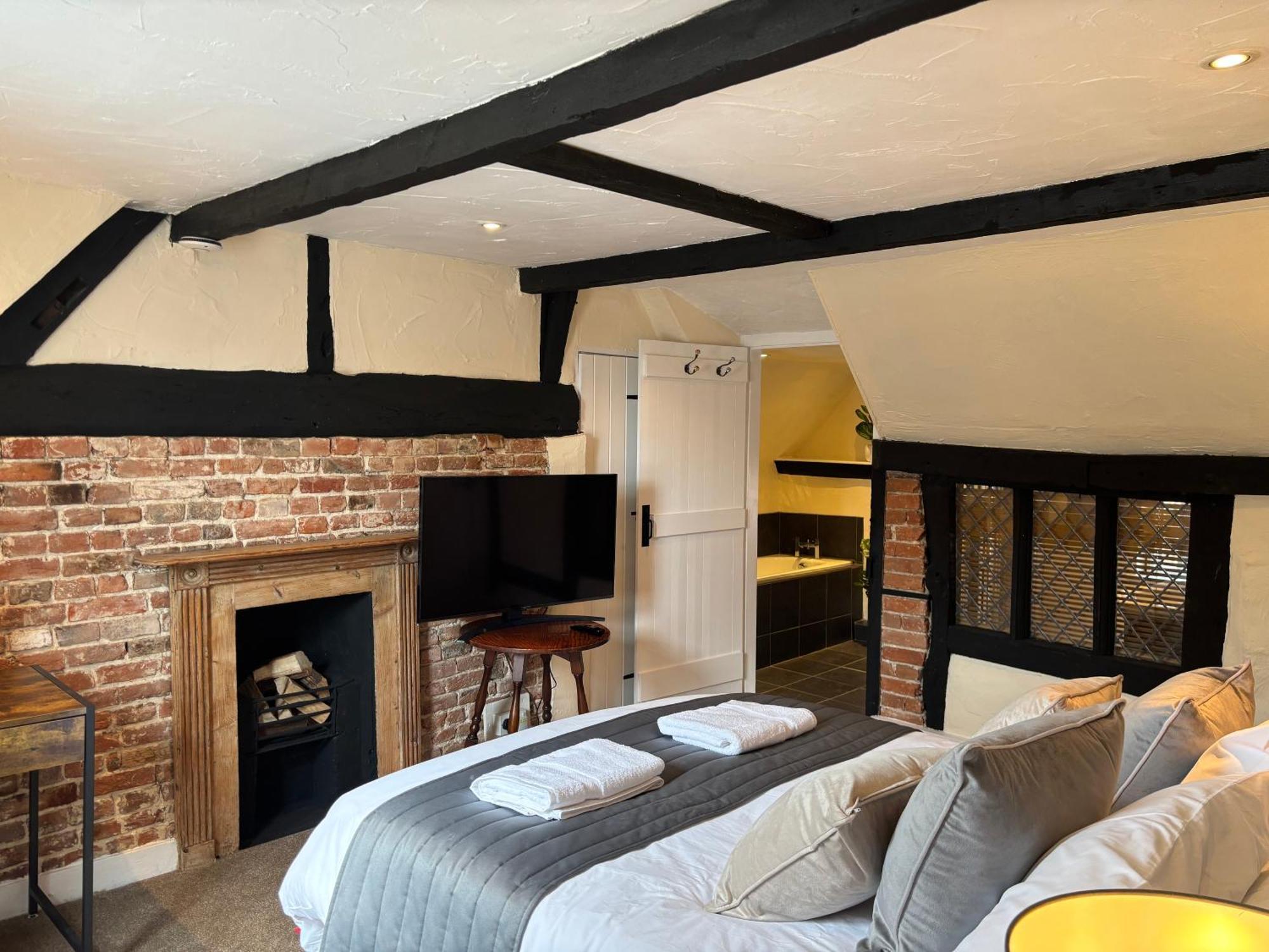 The Half Moon Inn Woking Esterno foto