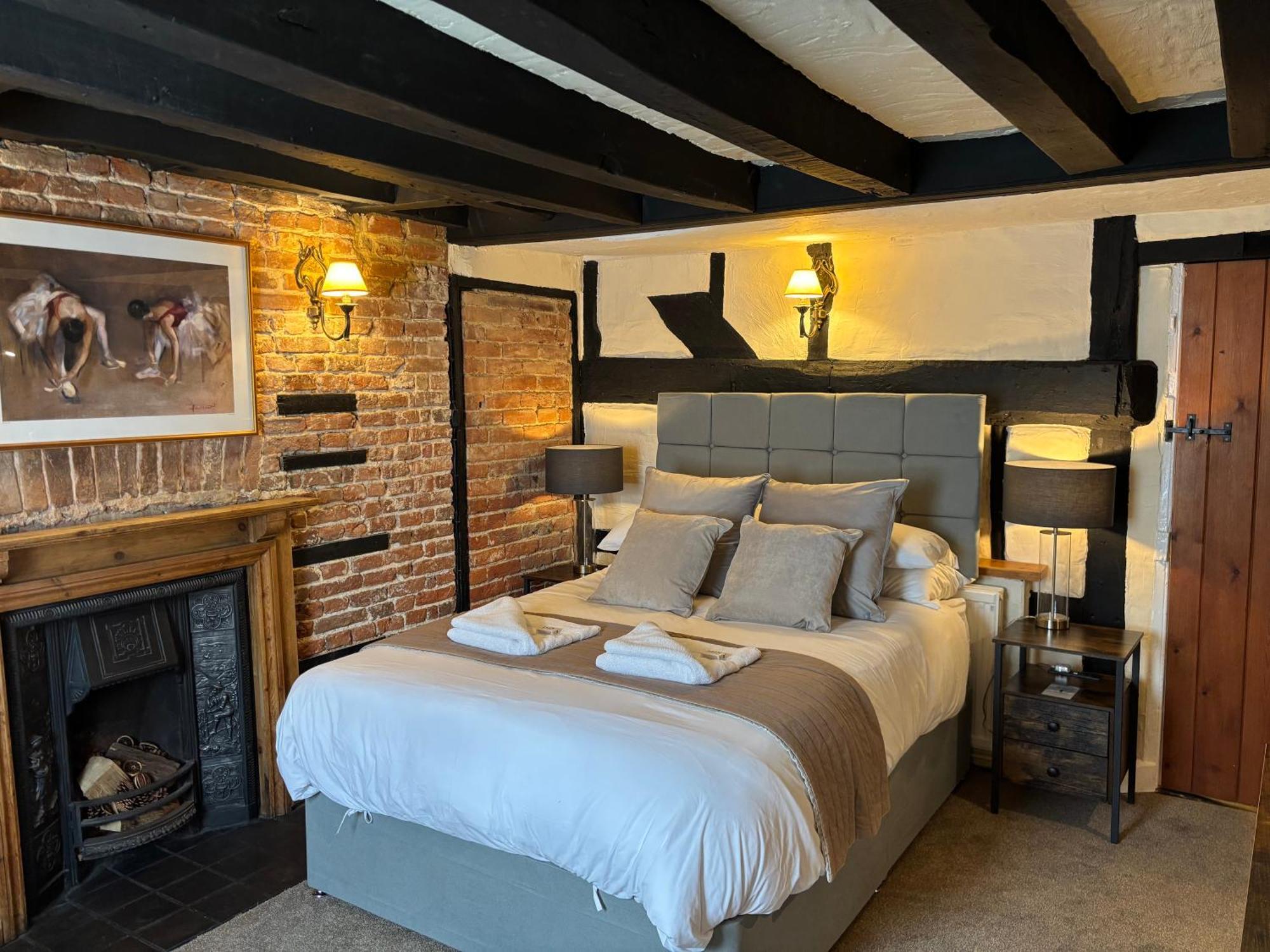 The Half Moon Inn Woking Esterno foto